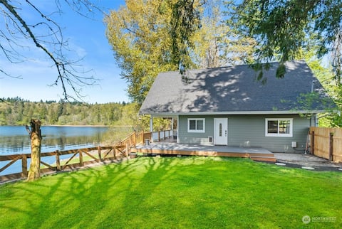 Lakehouse W/ Hot Tub, Outdoor Fire Pit and BBQ