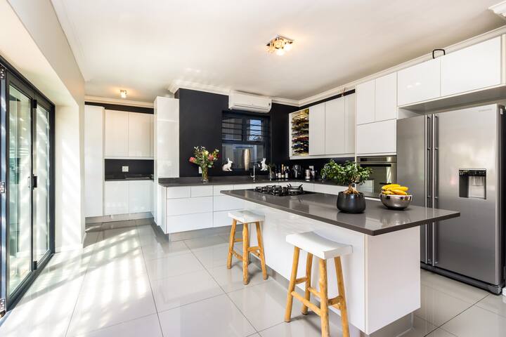 Luxury Modern Atlantic Seaboard Villa gallery image 4