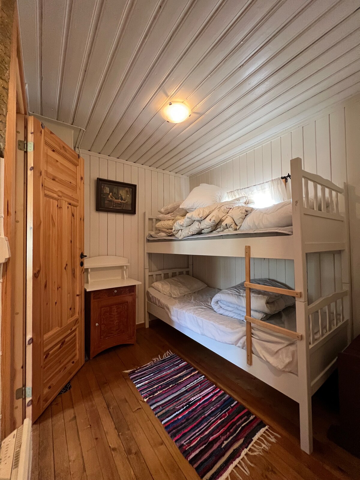 带双层床的卧室。请注意，您必须穿过这间卧室才能到达卫生间、主卧和阁楼。 