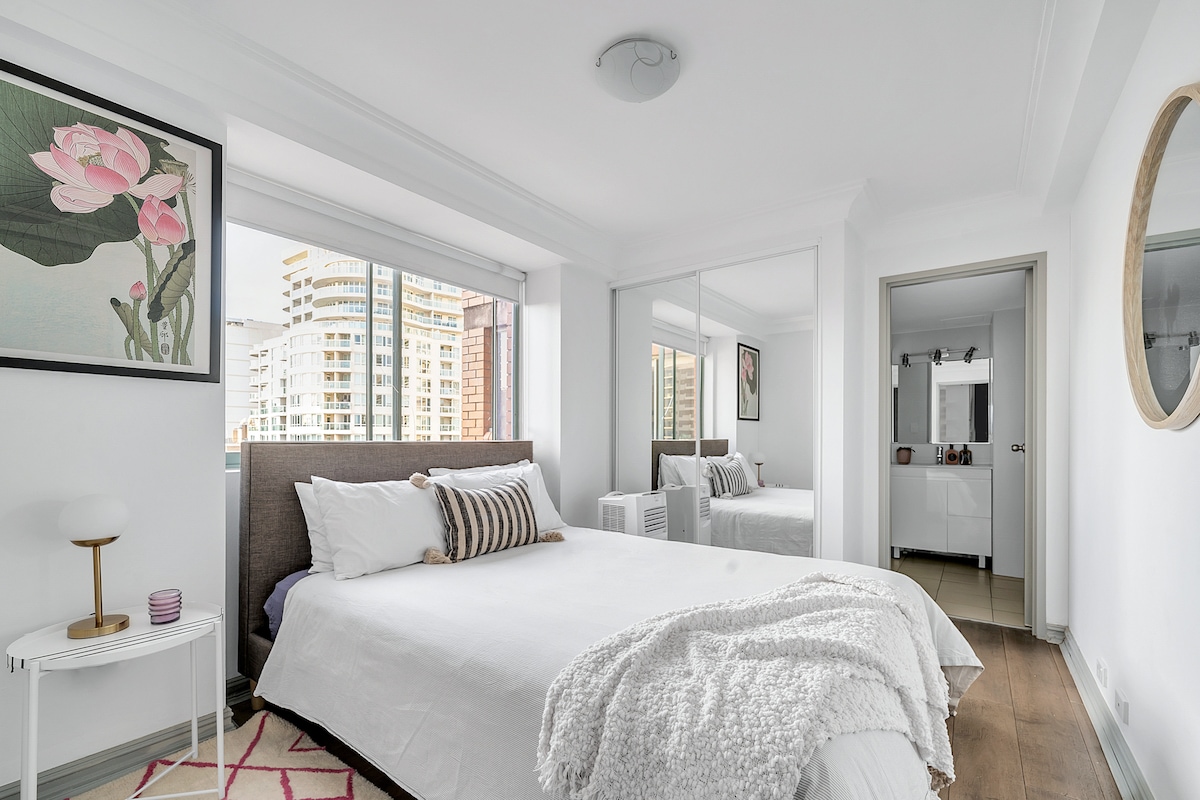 Au rez-de-chaussée, la deuxième chambre dispose de baies vitrées au-dessus du lit queen avec une ligne d'horizon et des aperçus du port. Utilisez la grande armoire et la salle de bain attenante. 

Le climatiseur de cette chambre est fixé à la fenêtre via un tuyau d'arrosage
