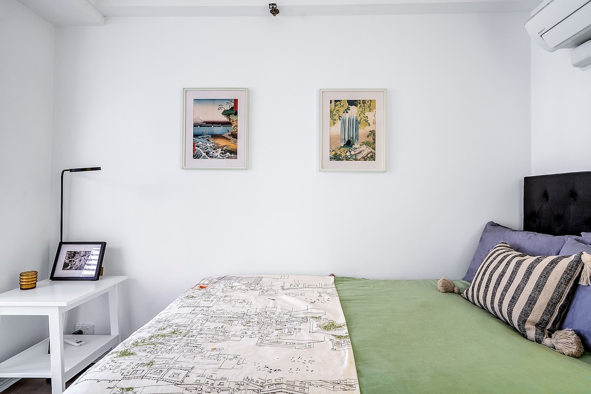 La quatrième chambre à l'étage dispose d'une télévision murale pour que vous puissiez vous détendre dans le lit double avec un bon spectacle.
