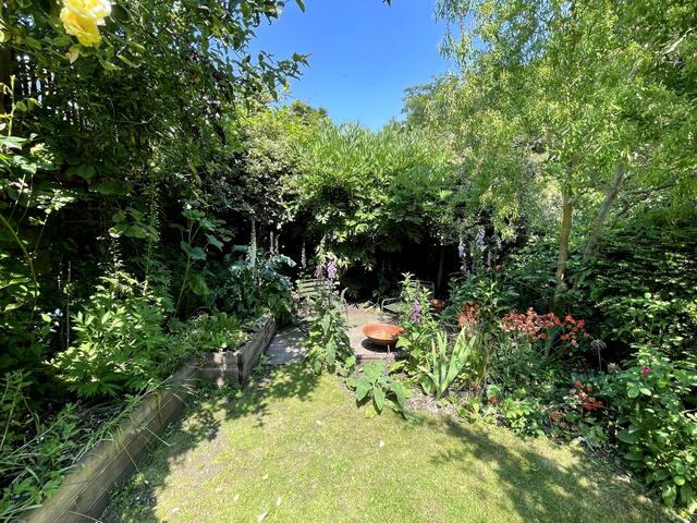 Charming Victorian riverside cottage. Parking gallery image 3