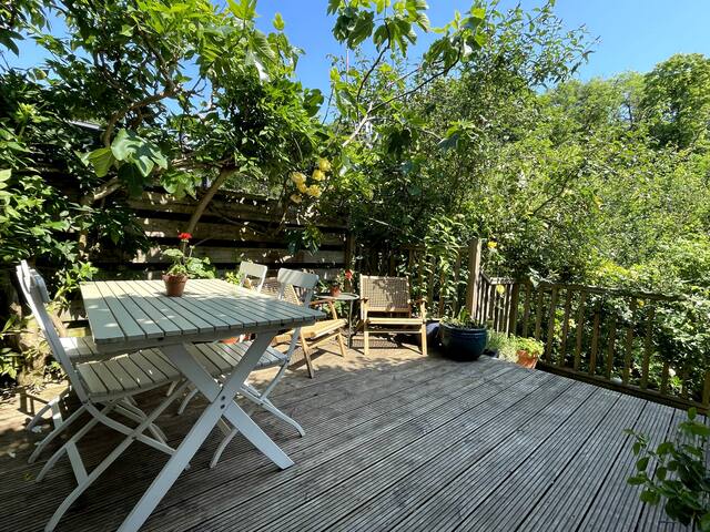 Charming Victorian riverside cottage. Parking gallery image 4