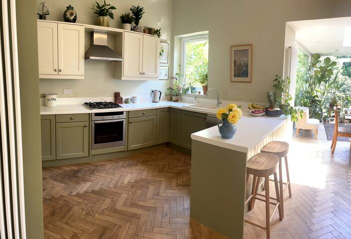 Charming Victorian riverside cottage. Parking gallery image 2