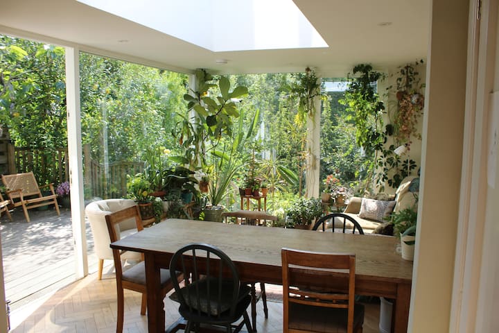 Charming Victorian riverside cottage. Parking