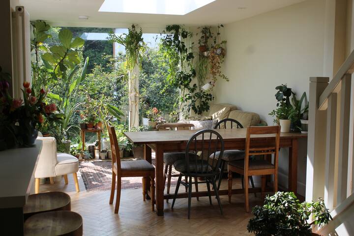 Charming Victorian riverside cottage. Parking gallery image 5