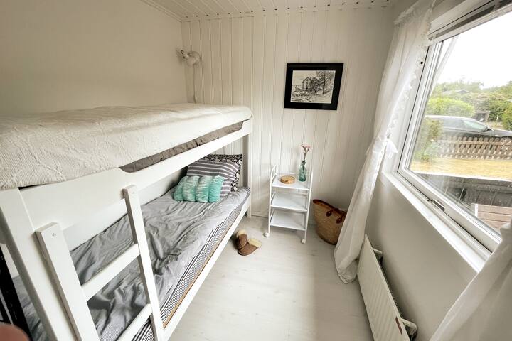 Chumba cha pili cha kulala katika nyumba ya shambani kina kitanda kidogo cha ghorofa ambacho kinafaa zaidi kwa watoto na vijana.