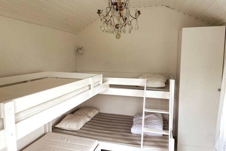 Katika nyumba ya wageni, kuna vitanda viwili vya ghorofa ambapo kitanda ni kitanda cha familia kilicho na kitanda kipana cha chini na kitanda kidogo cha juu. Vitanda vitatu hapa vinafaa kwa watu wazima wakati kitanda cha juu katika kitanda cha familia kinafaa zaidi kwa watoto na vijana.