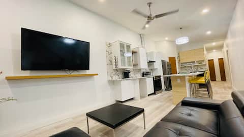 Top performing Airbnb: Grand New Built Townhome*3Bdrm +3 Ensuite Baths in River West