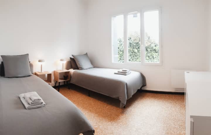 Habitación con 2 camas individuales, espaciosa con ropa de cama de calidad y colchón. Esquina de escritorio y cordial.