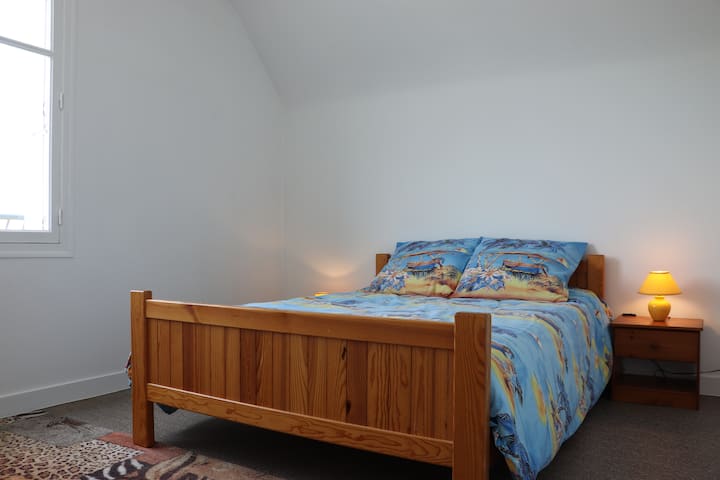 Втора спалня с легло 140x190 (140x190) + възглавници.
Вграден гардероб (рафтове и гардероб)
Забележка: спално бельо (чаршафи и кърпи по избор)