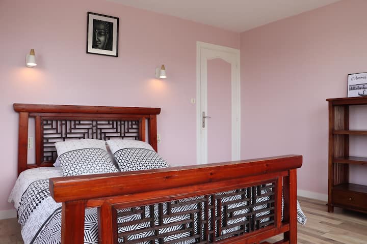 Голяма, много светла главна спалня със 160x200 легло и рафт за съхранение.
С завивка 240x220 + възглавници.
Забележка: домакинско спално бельо (чаршафи и кърпи по избор / вижте „други бележки“ в обявата)