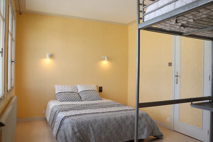 Спалня 3 с 1 двойно легло 140x190 (140x190) (140x190) и 1 разтегателно легло, състоящо се от 2 единични легла в чекмедже 90x190 (вижте друга снимка).
Вграден гардероб