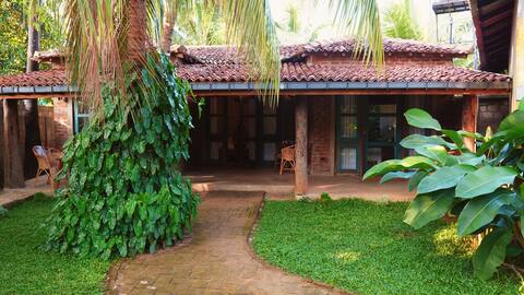 Beach 6 mins Walk: Holiday Home, Garden oasis