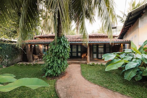 Beach 6 mins Walk: Holiday Home, Garden oasis