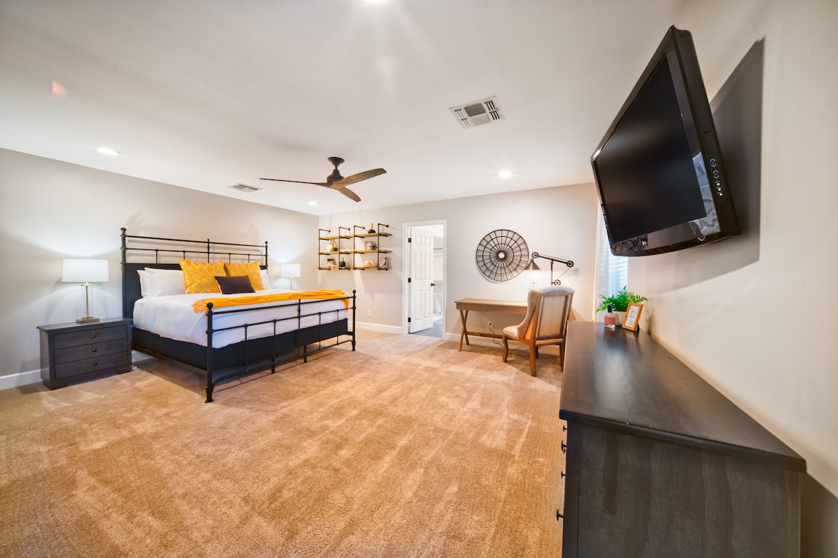 Стилната основна спалня разполага с луксозно спално бельо и бюро, скрин, смарт телевизор и самостоятелна баня