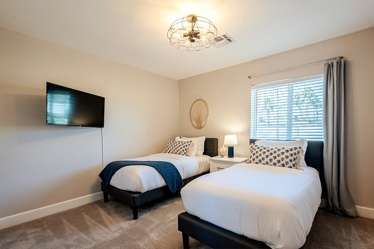 Спалня 4 разполага с 2 удобни единични легла и смарт телевизор