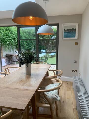 Quiet Stylish 4 bed with Garden gallery image 5