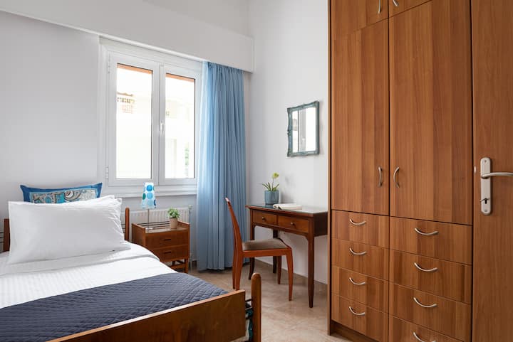 غرفة نوم ذات طابع سماء زرقاء هناك. نفس ملاءات السرير الجذابة والطازجة كما هو الحال في غرف النوم الأخرى ومساحة كبيرة متساوية في الخزانة.