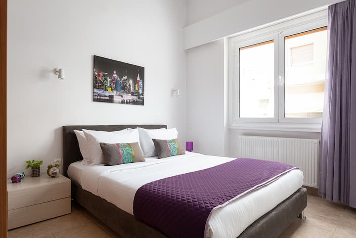 أضواء المدينة الكبيرة مستوحاة من غرفة النوم. هل حان وقت النوم أم لا بعد ؟