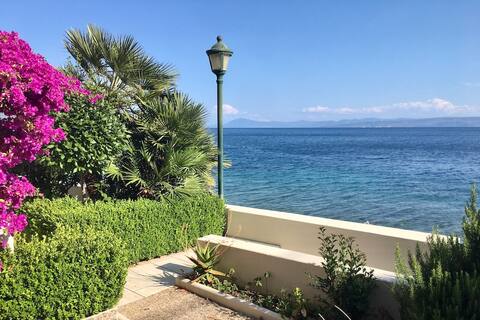 EviaXL beachfront apartment for 4