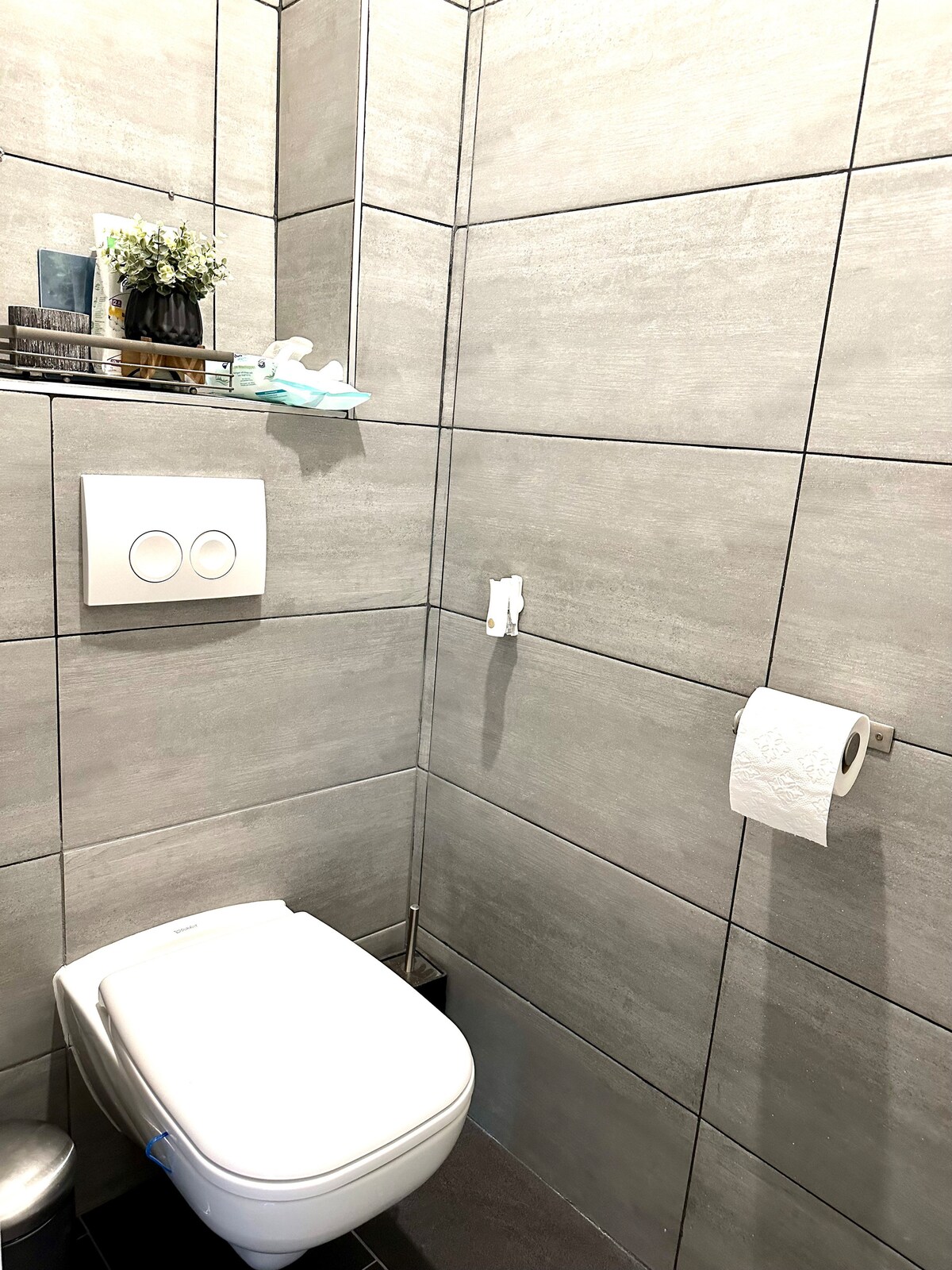Full bathroom image 1