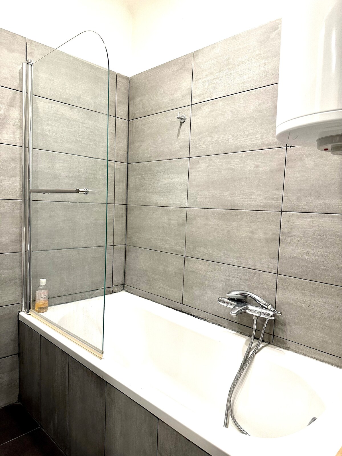 Full bathroom image 2