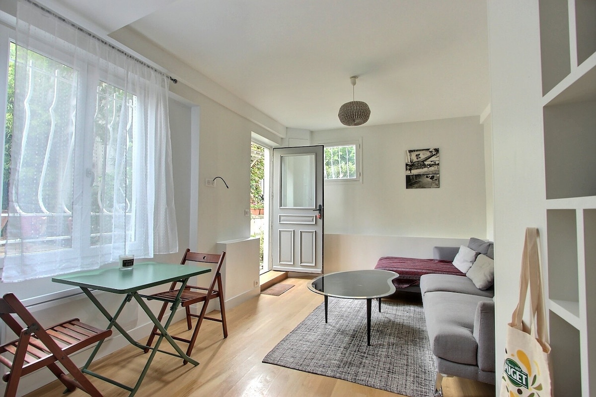 Annonce Airbnb populaire: Charming little independent house. à Asnières Sur Seine