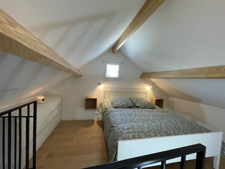 Სხვენის ოთახის სივრცე.