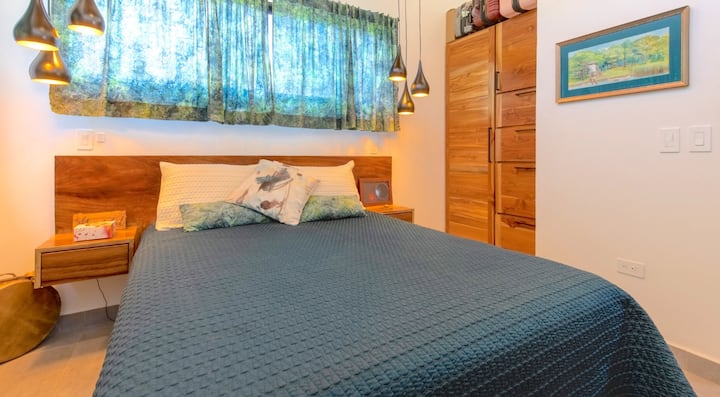 King size-säng och garderobsutrymme.