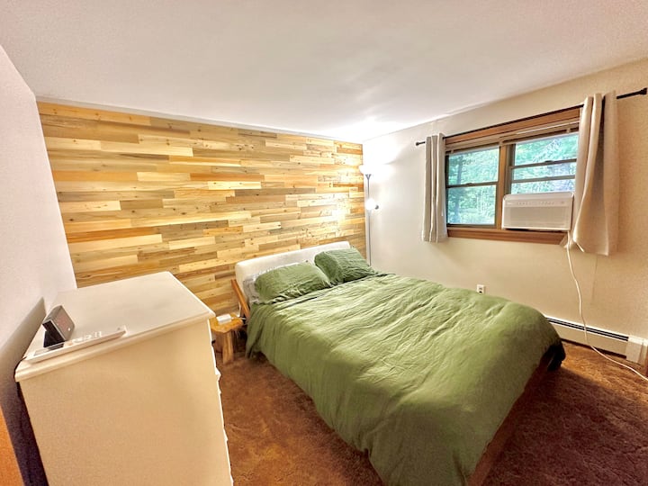 Second Floor Bedroom - Queen bed - street view - 

Beautiful Maine Heritage Timber river planks wall - 'The wall planks are made from perfectly-preserved timber that sank to the bed of the Penobscot River more than a century ago'