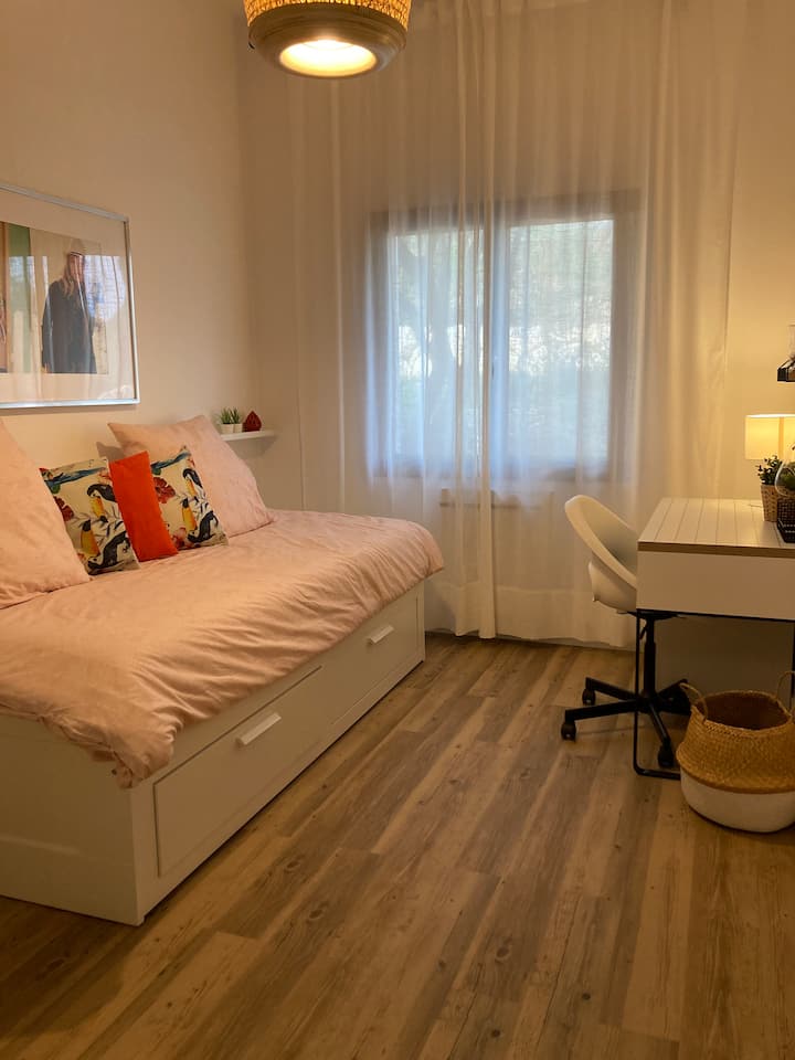 Taller - habitación 2 con una cama de matrimonio extensible en cama de matrimonio de 180 cm * 190 cm