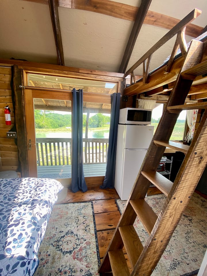 Kuna ngazi inayoelekea kwenye eneo la roshani.