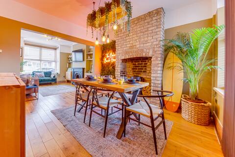 "Boho Beach Retreat: Hot Tub, King Beds, Central”