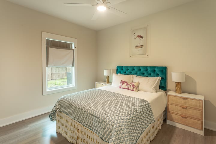 Este dormitorio queen tiene espacio de almacenamiento adicional a través de los cajones grandes en ambas mesitas de noche.