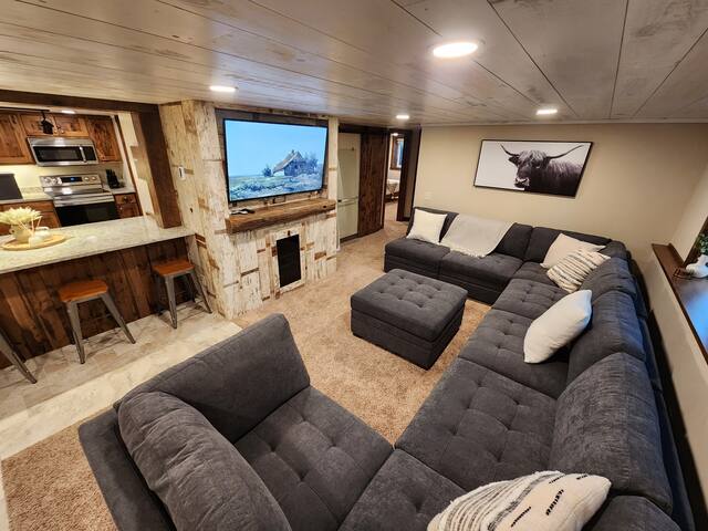 Gorgeous 5 Bedroom Remodel near Downtown Hudson!