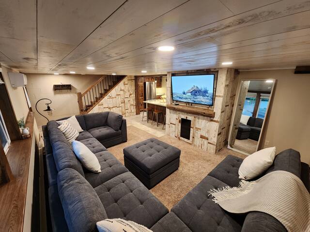 Gorgeous 5 Bedroom Remodel near Downtown Hudson! gallery image 2