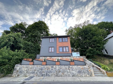 Modern Usma Home, Walk to West Point. Hot Tub!