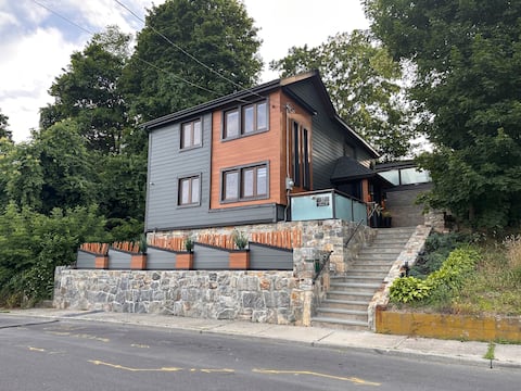 Modern Usma Home, Walk to West Point. Hot Tub!