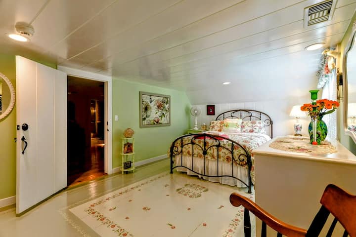 Ghorofa ya Pili: Kwenye chumba hiki cha kulala cha kijani/waridi kuna bafu la zambarau.