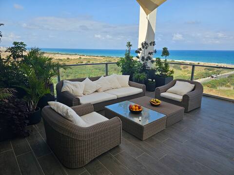 Luxury penthouse first line to the sea