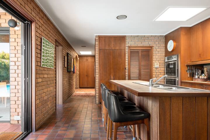 Molly’s Modernist Bayside Beach House gallery image 5