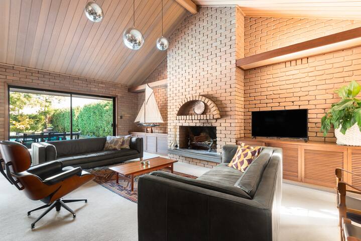 Molly’s Modernist Bayside Beach House gallery image 2