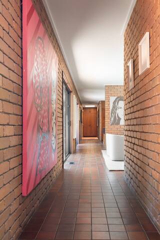 Molly’s Modernist Bayside Beach House gallery image 4