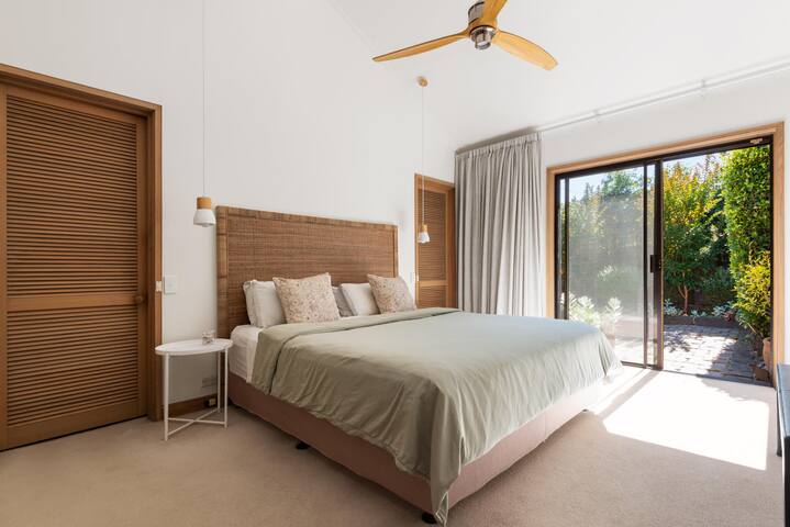 Molly’s Modernist Bayside Beach House gallery image 3