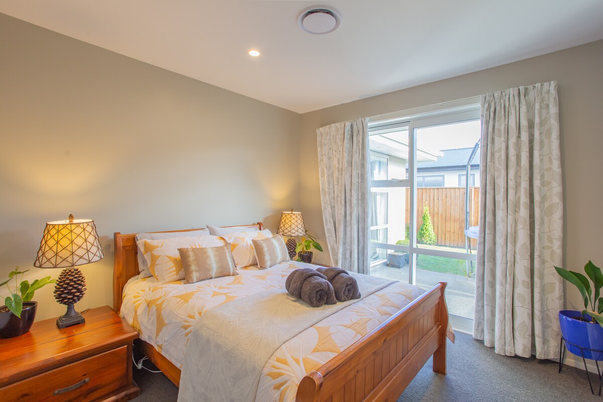 Bedroom 2 with Queen bed. We have choices of soft, medium and firm pillows. 卧室3配有加大双人床。我们提供软、中和硬三种枕头选择。