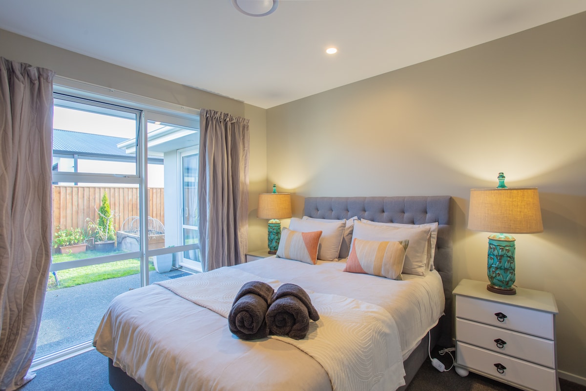 Bedroom 3 with Queen bed. We have choices of soft, medium and firm pillows. 卧室2配有加大双人床。我们提供软、中和硬三种枕头选择。