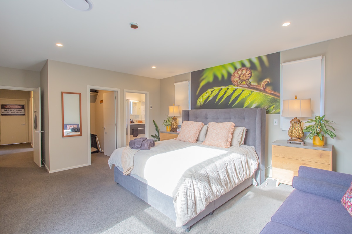 Master bedroom with superking, ensuite and walk-in wardrobe.  We have choices of soft, medium and firm pillows. 主卧室配有室内浴室和衣橱间。我们还提供软、中和硬三种枕头选择