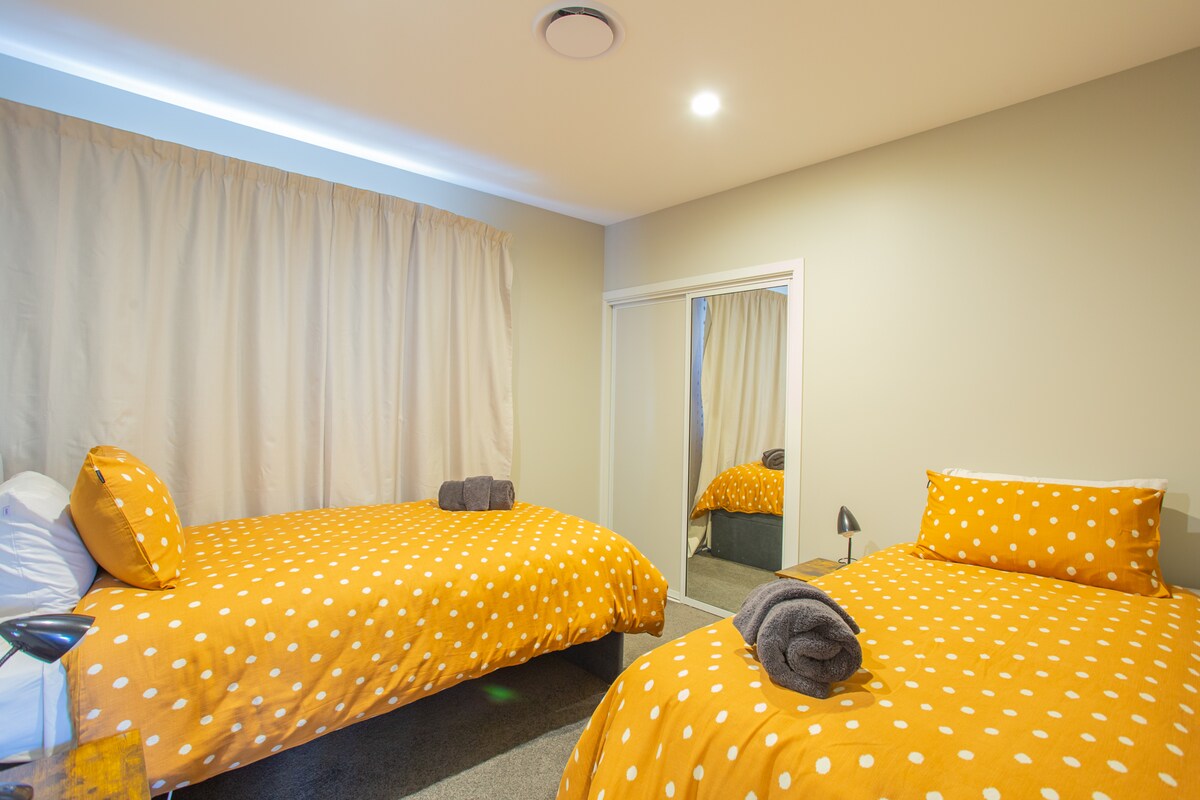 Bedroom 4 with a trundler bed. Here set up as two single beds.  We have choices of soft, medium and firm pillows. 

卧室4配有一张可收起的床。目前设置为两张单人床。我们提供软、中和硬三种枕头选择。