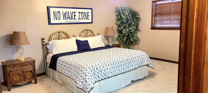 ห้องนอนเตียงคิงไซส์พร้อมทีวี